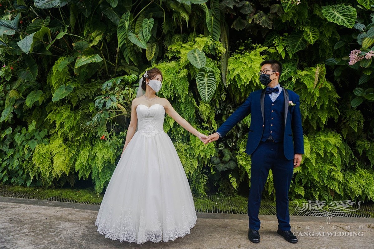 Guard your health and romance - Face mask pre-wedding shoot
