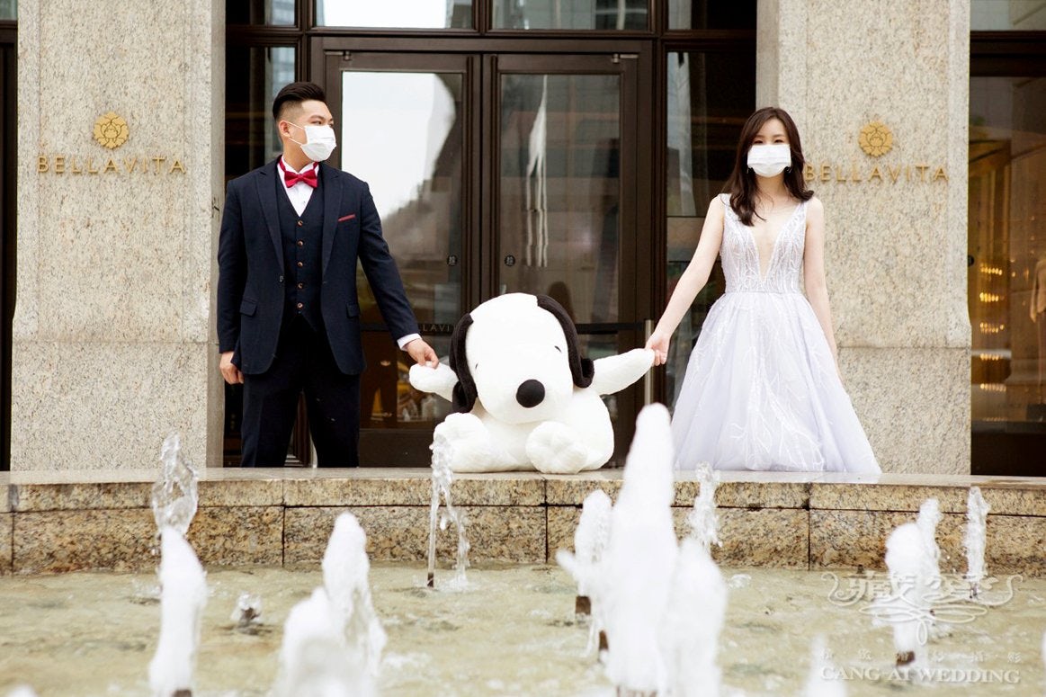 Guard your health and romance - Face mask pre-wedding shoot